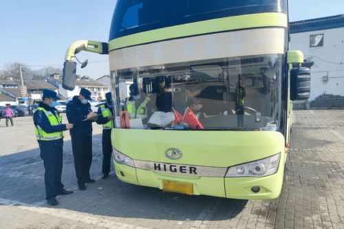 假日里,他們無休